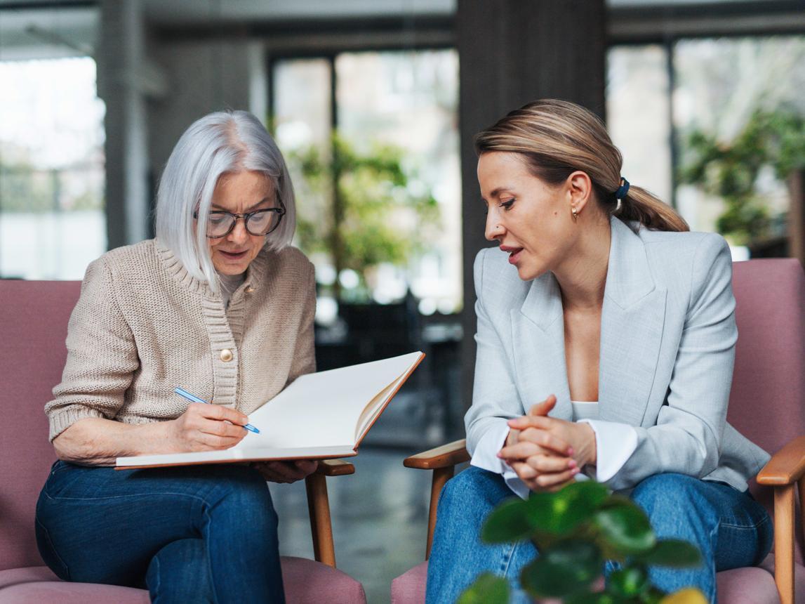 Coordinator guiding a family