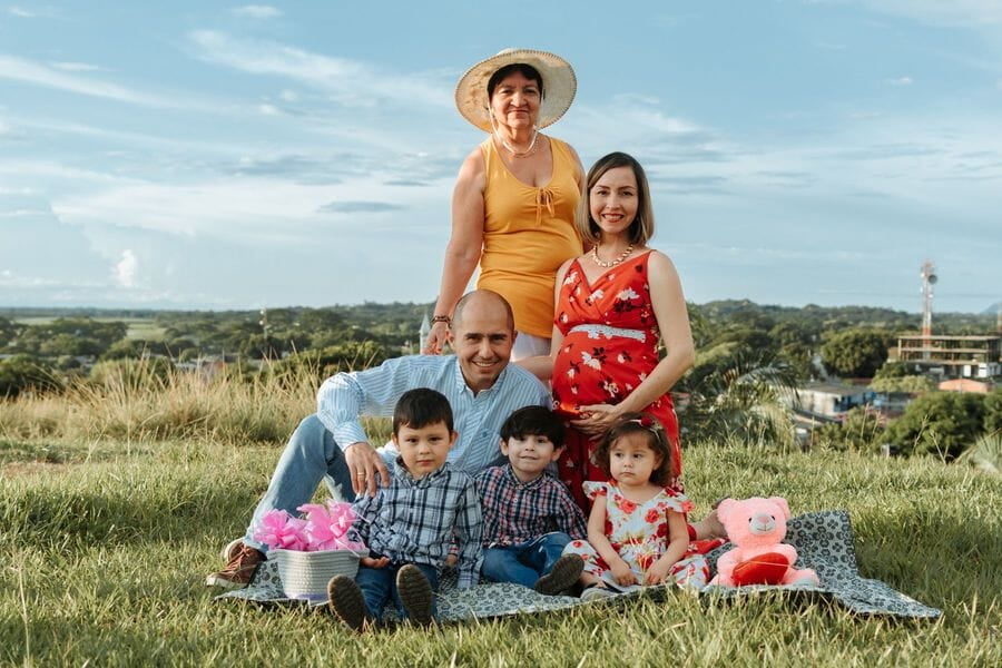 Tres generaciones de una familia hacen un pícnic sobre el césped en La Dorada, Caldas